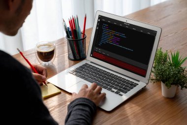 Model uygulama ve program kodlaması için bilgisayar ekranında yazılım geliştirme programlama