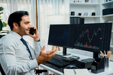 İki borsa yatırımıyla danışman ya da ortağı arayan tüccar işadamı, veri analizini yüksek kârlı dinamik teknoloji borsasına yatırım yapmak için karşılaştırdı. Tahmin et..