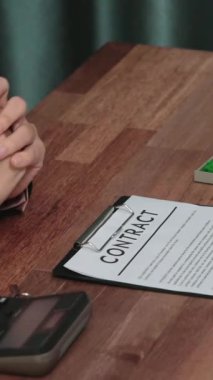 İş kadını ofiste başarılı bir iş anlaşması yaptıktan sonra sözleşme imzaladı. Hevesli müşteri el yazısı resmi kredi, gayrimenkul veya yatırım sözleşmesi belgesine imza atıyor.