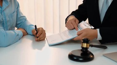 Müvekkil hukuki danışmanlık ve avukatlık danışmanlığı konusunda hukuk firmasına güveniyor, karmaşık yasal sözleşme belgelerini güvenilir bir hukuk danışmanlık hizmeti olarak analiz ediyor. Ağır çekim. Katı.