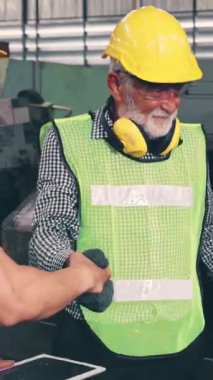 Fabrika atölyesinde makine teçhizatı kullanan bir grup işçi. Endüstri ve mühendislik kavramı .