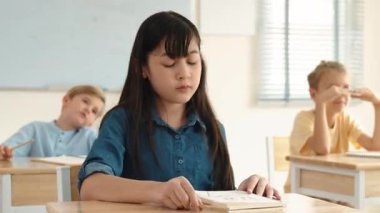 Sınıfta ders çalışan çok kültürlü çocuklarla çevrili öğretmenine sorup cevap veren mutlu kız elini kaldırıyor. Mutlu öğrenci birlikte çalışıyor, oy veriyor, gönüllü oluyor, hocayı arıyor. Pedagoji.