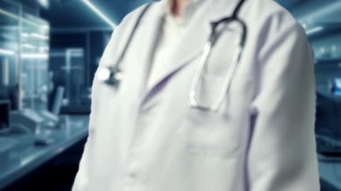 Doktorun elinde kalp anatomisi hologramını tutarken yaklaş. Kalp ameliyatına hazırlanırken kalp semptomlarını seçen ve teşhis eden yetenekli bir tıp çalışanı. Teknoloji yeniliği. İyileştirici.