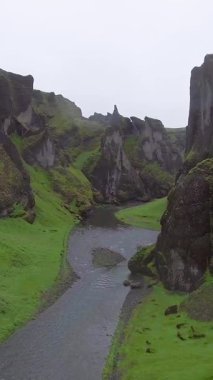 İzlanda 'daki eşsiz Fjadrargljufur manzarası. En iyi turizm beldesi. Fjadrargljufur Kanyonu 100 metre derinliğinde ve yaklaşık 2 kilometre uzunluğunda İzlanda 'nın güneydoğusunda yer alan büyük bir kanyondur..