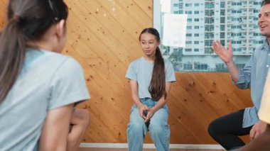 Daire çizerken genç ve zeki bir kız problem hakkında konuşuyor. Çeşitli çocuklar dinleyip yorum yaparken yetenekli mutlu lise öğrencileri konuşuyor, beyin fırtınası yapıyor, fikir paylaşıyor. Öğretim