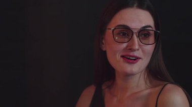 Kokteyl içen güzel bir kadının portresi lüks tezgahın arkasında arkadaşlarıyla ya da çiftlerle sohbet ediyor. Gece hayatındaki sosyetik etkileşim sahnelerini yakalıyorum. Vinosity.