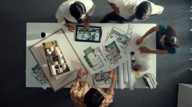 Yetenekli mimar mühendisinin birlikte çalışmasının ve anlaşma yaparken el sıkışmasının en iyi görüşü. Proje yöneticisinin hava görüntüsü konuşuyor ve tasarımı açıklıyor. Hizalama.