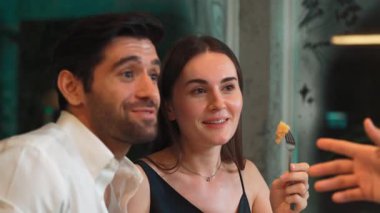 Çift, lüks bir restoranda, özel bir akşam yemeği yerken özel masa kulübünde grup arkadaşlarıyla birlikte, neşeli bir an yaşarken, güzel vakit geçiriyorlar. Vinosity.