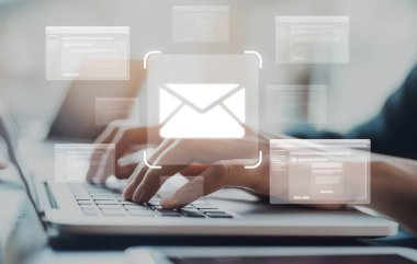 İş adamı e-posta kutusunu kontrol ediyor, daha iyi verimlilik için mesajları düzenliyor ve önceliklerini belirliyor. Etkili iletişim için akıllı e-posta teknikleri öğren. EIDE