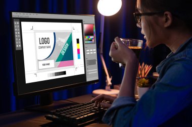 Web sayfasının modern tasarımı ve bilgisayar ekranında gösterilen ticari canlı reklamlar için grafiksel tasarımcı yazılımı