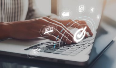 İş adamı, QC ve QA standartlarının karşılandığından emin olmak için katı kalite güvencesi protokolleri uyguluyor. Kalite güvencesi ile sertifikalı ürün mükemmelliğine ulaşmak. EIDE