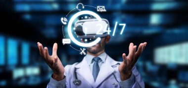 Modern bir ofis ortamında bir profesyonel, 24 saatlik destek hizmetleri için sanal gerçeklik teknolojisinden faydalanıyor, yenilikçi çözümler sergiliyor ve kullanıcı deneyimlerini birleştiriyor. PHMT