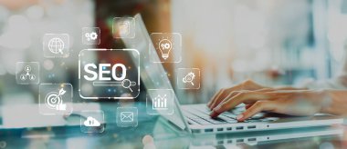 SEO simgeleriyle çevrili bir dizüstü bilgisayarda yazan odaklanmış bir birey, etkin dijital pazarlama ve iş büyümesi için arama motoru optimizasyon stratejilerini gösteriyor. XDMCP