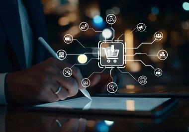 Profesyonel bir birey, çok kanallı pazarlama stratejilerini temsil eden bir dizi ikonla çevrimiçi alışveriş için bir tablet kullanır. Pazarlama materyallerinizi geliştirin. XDMCP