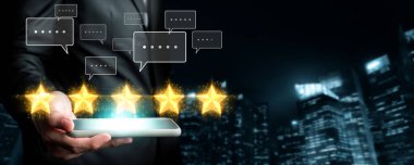 İş adamı müşteri memnuniyet değerlendirmesi verilerini analiz eder ve hizmet kalitesini artırmaya çalışır. Müşteri memnuniyeti ve sadakatini arttırmak için koz değerlendirmeleri. EIDE