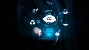 İş adamı CO2 emisyonlarını azaltmak için girişimlerde bulunuyor ve net sıfır hedefliyor. Daha yeşil bir gezegenin karbondioksitini azaltarak sürdürülebilirliğe olan bağlılığını gösteriyor. Kullanıcı Kimliği