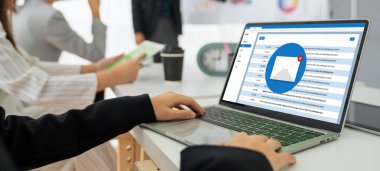 Bilgisayar ekranında rahatça görünen e-posta bildirim iletisi. Dijital pazarlama iletisi bilgi metni iş dünyasından müşteriye