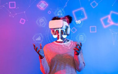 Sanal gerçeklik kulaklığı takan bir kişi, yapay zeka, ahlak, hukuk ve yönetim arasındaki karmaşık ilişkiyi sembolize eden dijital unsurlarla karşılaşır. XDMCP