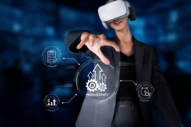 VR kulaklıklı bir iş kadını dijital üretkenlik simgeleriyle etkileşime girerek, iş yeri verimliliği ve modern profesyonel büyüme için yenilikçi teknolojiyi sembolize ediyor. XDMCP