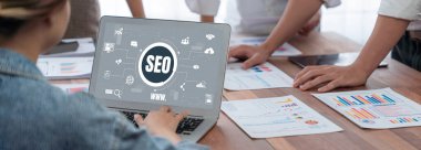 SEO arama motoru optimizasyonu bilgisayar ekranında canlı e-ticaret ve çevrimiçi perakende ticaret için