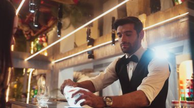 Lüks barlarda cin kokteyli ya da tonik servisi yapan akıllı barmenlere odaklanırken, arka plandaki VIP müşterilerle sıcak gece kulübünün ışıklandırma atmosferinde canlı sohbetler yapıyorlar. Vinosity.