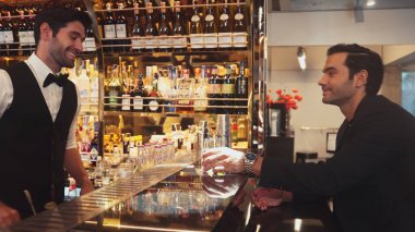 Akıllı barmen, lüks bir tezgahta arkadaşını beklerken limonlu cin kokteyli ikram ediyor. Barmen, canlı gece hayatı parti atmosferinde mükemmel hizmet veriyor. Vinosity.