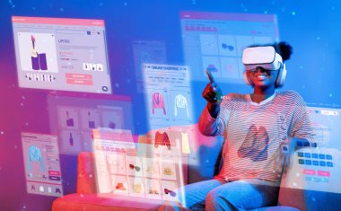 Gözlük takıp kanepeye oturmuş alışveriş torbası taşıyan Afrikalı kızlar listesi. Genç, neon rengi arka planda ürün seçerken ve alırken artırılmış gerçeklik gözlüğü kullanıyor. Yaratıcılık.