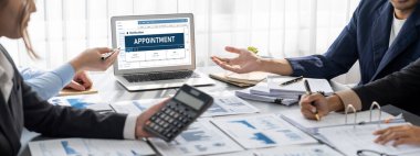 İş zekası ve veri analizi kavramı. Analizci ekibi laptop ekranında finansal veri analizi üzerinde çalışıyor. Etkili iş stratejik planlama için pazarlama göstergesi olarak. İçgörü