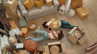 Genç bayan işyeri sahibi dükkanda dikilirken elinde karton tutuyordu. Teslimat ya da nakliye işlemleri için hazırlık yaparken paket ve kutu taşıyan çekici, mutlu girişimci. Myrmidon.