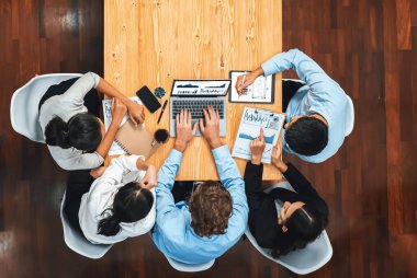 Panorama üst düzey iş analist grubu toplantı masasındaki finansal veri raporunu analiz ediyor. İş zekası analizine göre çizelge ve grafik paneli. Çok titiz.