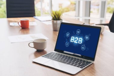 İş adamı B2B peyzajında geziniyor, iş-iş bağlantılarını geliştirmek için kullanım teknolojisi kullanıyor. B2B etkileşimini yeniden şekillendiren keşifler, iş-iş stratejilerinde yenilikleri yönlendiren araçlar. canlı