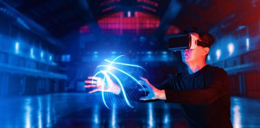 Basketbolcu fütüristik spor sahasında basketbol hologramını zıplatıyor. Artırılmış gerçeklik teknolojisi kullanarak basketbol becerisi geliştiren enerjik sporcu ya da sporcu. Yenilik. Yaratıcılık.