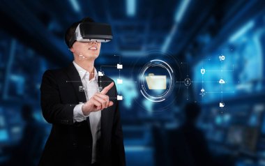 Sanal gerçeklik teknolojisini modern bir kurumsal ortamda, dijital bilgi ve verileri etkileşimli grafiklerle yönetirken profesyonel olarak kullanıyoruz. XDMCP