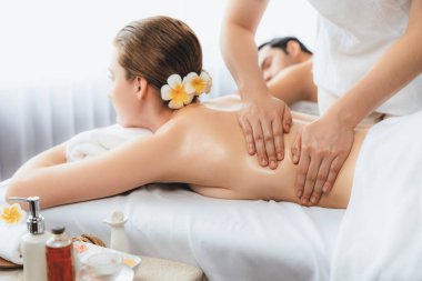 Kafkas çift müşterisi stres önleyici spa masajının keyfini çıkarıyor ve lüks otel veya oteldeki gündüz açık hava ortamında güzellik teniyle eğleniyor. Sessiz.