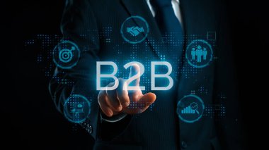 İş adamı B2B peyzajında geziniyor, iş-iş bağlantılarını geliştirmek için kullanım teknolojisi kullanıyor. B2B etkileşimini yeniden şekillendiren keşifler, iş-iş stratejilerinde yenilikleri yönlendiren araçlar. Kullanıcı Kimliği