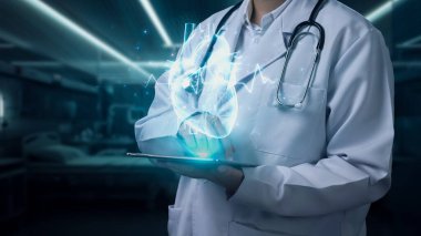 Doktorun elinde insan kalbi hologramıyla hastanede bulanık bir geçmişi olan tableti tutmasına yakın çekim. Laboratuvar önlüklü zeki bir tıp çalışanı kalp atışlarıyla insan organlarını kontrol ediyor. İyileştirici.