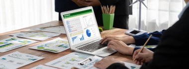 Hesap tablosu bilgi finansal başlangıç kavramı. Çevrimiçi analiz projesi için hesap tablosu belgelerinde veri ve grafikler