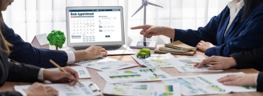 İnternet sitesinde canlı eleştiriler için çevrimiçi aplikasyon rezervasyon takvimi