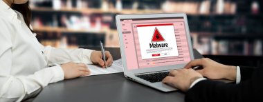 Siber saldırı konsepti. Bilgisayar ekranında görülen kötü amaçlı yazılım uyarısı ve bilgisayar sisteminde veya çevrimiçi sunucuda kaldırılacak tehdit algılaması.