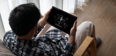 Tıp bilimi teknolojisi ve fütüristik sağlık sanal bilgisayar yazılımı insan sağlığını analiz ediyor ve doktor verileri ve tıbbi araştırmalar için hastalık teşhisi koyuyor. canlı