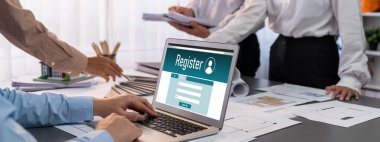 İç mimar tasarımcı grubu, daha kesin tasarım için planlar ve dizüstü bilgisayar ekran mimari yazılımı üzerinde birlikte tartışıyorlar. Modern ev tasarımı ve yenileme. İçgörü