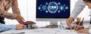 İç mimar tasarımcı grubu, daha kesin tasarım için planlar ve dizüstü bilgisayar ekran mimari yazılımı üzerinde birlikte tartışıyorlar. Modern ev tasarımı ve yenileme. İçgörü