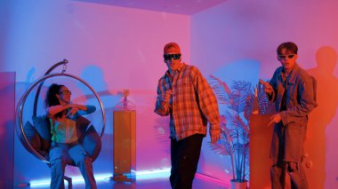 Stüdyoda gündelik kıyafetleri olan çok kültürlü bir arkadaş tezahürat yaparken mutlu hipster break dansları. Profesyonel sokak dansçısı hip hop ritmi ya da neon veya kurşun ışıkla kafiyeli bir şarkı söyler. Mutluluk.