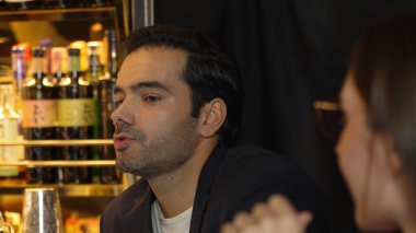 Zeki, zeki müşteriler, sosyal toplum atmosferinde gece ortamında lüks barın içki tezgahında arkadaşlarıyla ya da çiftlerle canlı sohbetler ediyor. Vinosity.