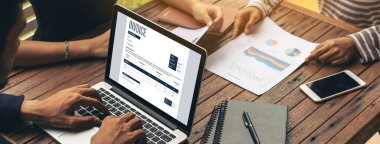 Muhasebe uygulamasından gelen fatura bilgisayar ekranında. Şirket işlerinin finans ve bütçesi için bilgisayar programı. Rahatça..