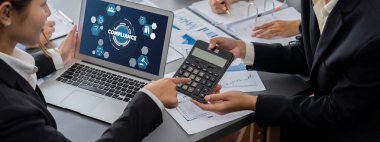 İş zekası ve veri analizi kavramı. Analizci ekibi laptop ekranında finansal veri analizi üzerinde çalışıyor. Etkili iş stratejik planlama için pazarlama göstergesi olarak. İçgörü