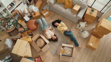 Oturma odasının zemininde karton kutuyla çevrili yatan lezbiyen çiftin hikayelerini kitapla paylaşırken en tepeden aşağıya bakışı. Mutlu aşıklar birlikte vakit geçirir ve birlikte gülerler. Myrmidon.