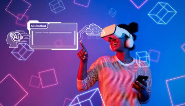 Neşeli bir kadın, canlı görsellerle çevrili dijital bir sohbet robotu arayüzü ile etkileşime giren, teknolojideki yeniliği somutlaştıran bir sanal gerçeklik kulaklığı takıyor. XDMCP