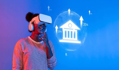 Sanal gerçeklik kulaklığı takan neşeli bir birey, interaktif bir bankacılık görselleştirmesiyle, büyüme eğilimlerini ve gelecekteki teknoloji anlayışlarını gözler önüne seriyor. XDMCP