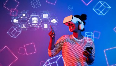 Bir kadın sanal gerçeklik teknolojisiyle ilgileniyor, canlı bir dijital ortamda veri yönetimi ve bulut depolaması keşfediyor, yenilik ve etkileşim sergiliyor. XDMCP